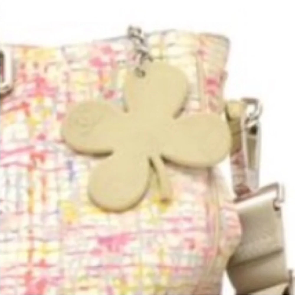 💕Chanel💕 multicolor rare retired clover, XL tote - Picture 2 of 16